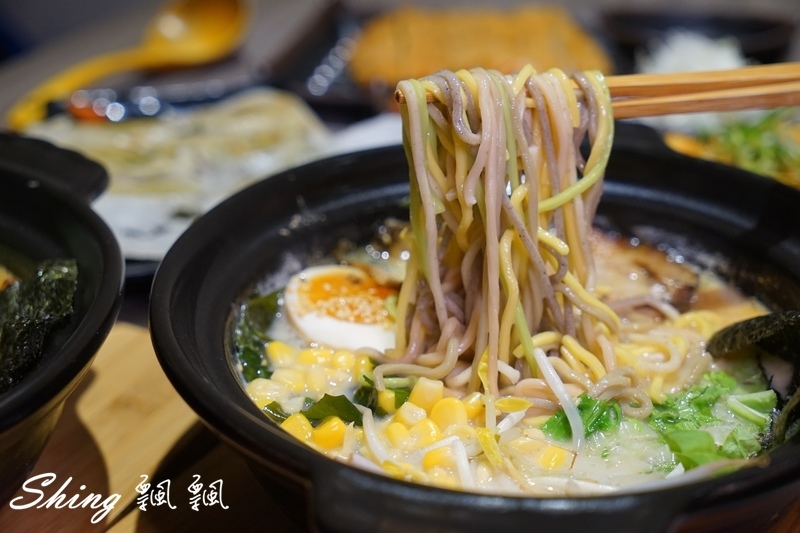 [台中] 信川屋博多豚骨拉麵-勤美巷弄美食，隱藏手作七彩拉麵新登場 ! 每天限量20碗，動作要快啊 ! @博士生瘋狂日記