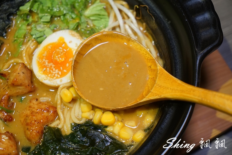 [台中] 信川屋博多豚骨拉麵-勤美巷弄美食，隱藏手作七彩拉麵新登場 ! 每天限量20碗，動作要快啊 ! @博士生瘋狂日記