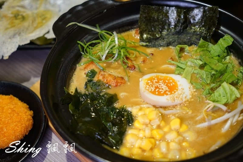 [台中] 信川屋博多豚骨拉麵-勤美巷弄美食，隱藏手作七彩拉麵新登場 ! 每天限量20碗，動作要快啊 ! @博士生瘋狂日記