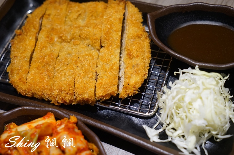 [台中] 信川屋博多豚骨拉麵-勤美巷弄美食，隱藏手作七彩拉麵新登場 ! 每天限量20碗，動作要快啊 ! @博士生瘋狂日記
