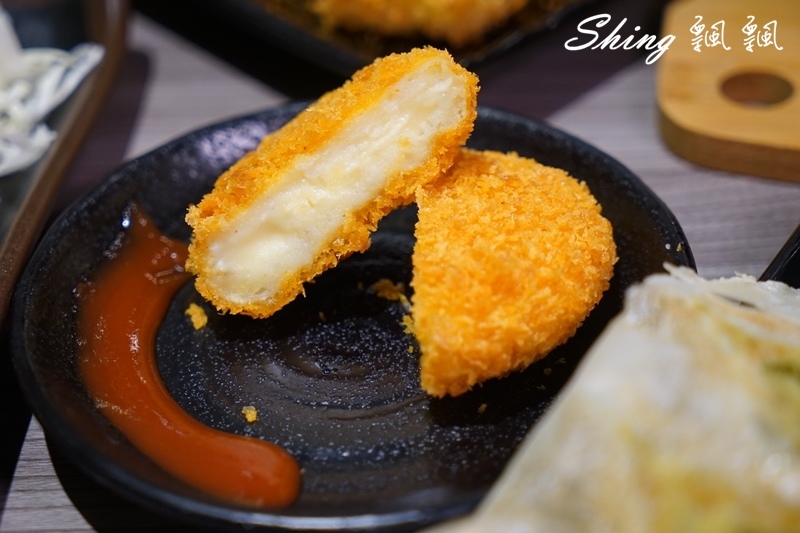 [台中] 信川屋博多豚骨拉麵-勤美巷弄美食，隱藏手作七彩拉麵新登場 ! 每天限量20碗，動作要快啊 ! @博士生瘋狂日記