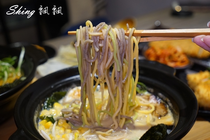 [台中] 信川屋博多豚骨拉麵-勤美巷弄美食，隱藏手作七彩拉麵新登場 ! 每天限量20碗，動作要快啊 ! @博士生瘋狂日記