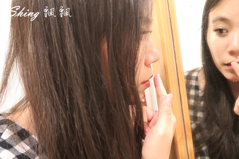 [美妝] KOSE高絲魔法口紅雨衣-口紅不掉色，保護唇彩不轉印 @博士生瘋狂日記