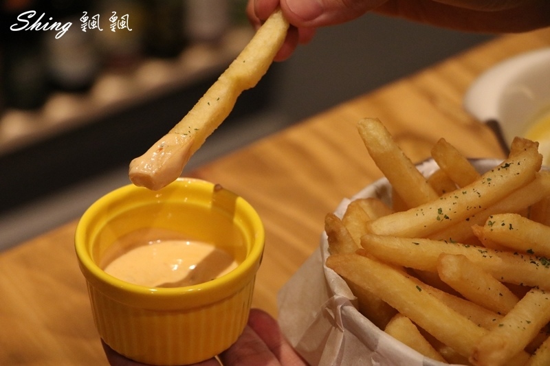 [台中] 薩克森比利時餐酒館自由店-台中中區最棒餐酒館and飛鏢聚餐場地，12節氣啤酒你都喝過了沒?! @博士生瘋狂日記