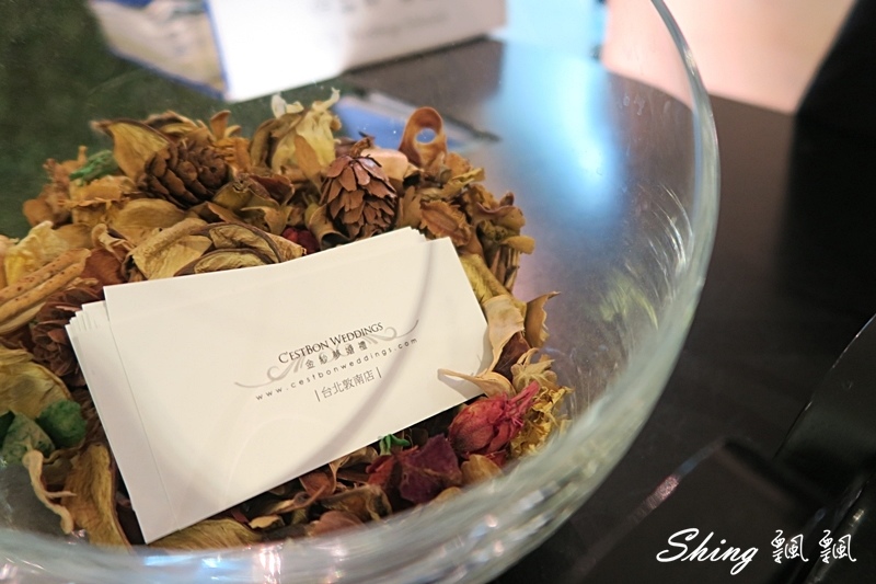 [台北] 金紗夢婚禮自助婚紗-單租訂製禮服，設計款讓身材好價錢又漂亮 @博士生瘋狂日記