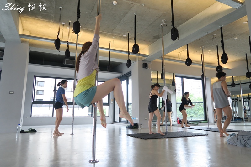 [運動] 台中core yoga 鋼管舞蹈-用核心跟手臂訓練身體平衡，在鋼管上旋轉的刺激初體驗 @博士生瘋狂日記
