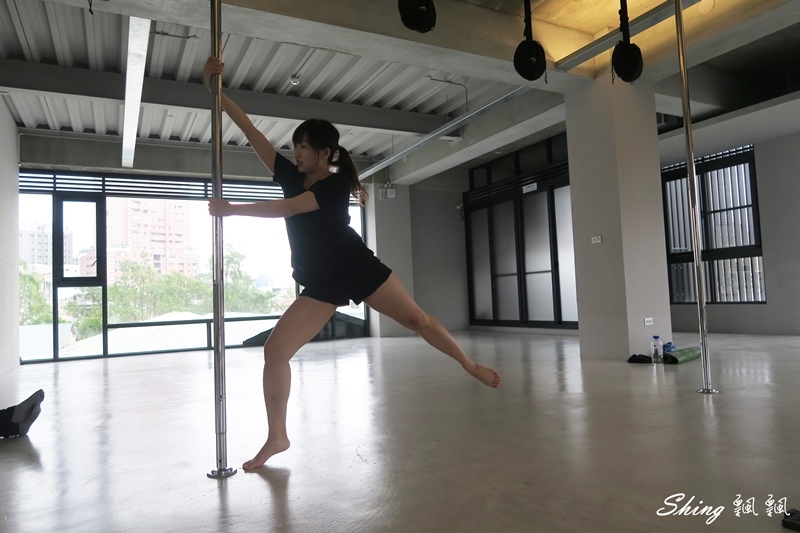 [運動] 台中core yoga 鋼管舞蹈-用核心跟手臂訓練身體平衡，在鋼管上旋轉的刺激初體驗 @博士生瘋狂日記
