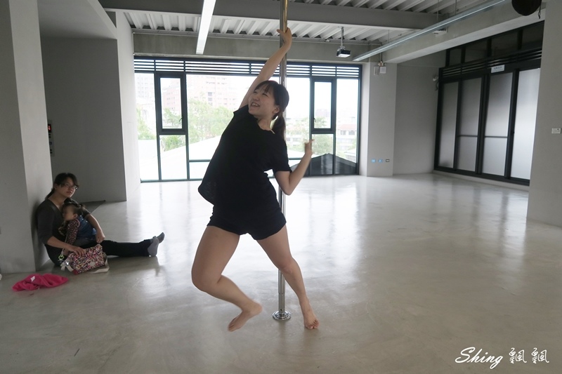 [運動] 台中core yoga 鋼管舞蹈-用核心跟手臂訓練身體平衡，在鋼管上旋轉的刺激初體驗 @博士生瘋狂日記