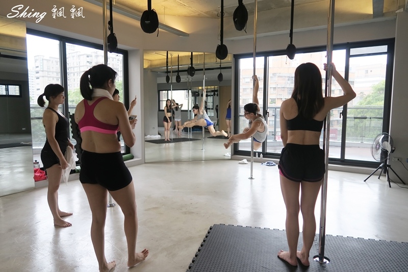 [運動] 台中core yoga 鋼管舞蹈-用核心跟手臂訓練身體平衡，在鋼管上旋轉的刺激初體驗 @博士生瘋狂日記