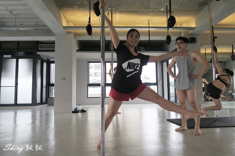 [運動] 台中core yoga 鋼管舞蹈-用核心跟手臂訓練身體平衡，在鋼管上旋轉的刺激初體驗 @博士生瘋狂日記