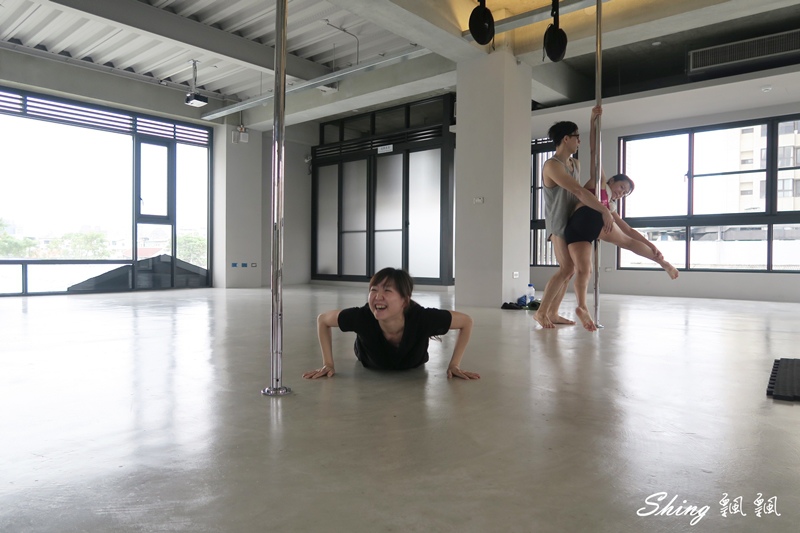 [運動] 台中core yoga 鋼管舞蹈-用核心跟手臂訓練身體平衡，在鋼管上旋轉的刺激初體驗 @博士生瘋狂日記