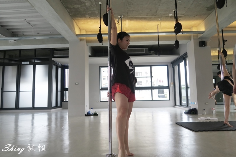 [運動] 台中core yoga 鋼管舞蹈-用核心跟手臂訓練身體平衡，在鋼管上旋轉的刺激初體驗 @博士生瘋狂日記