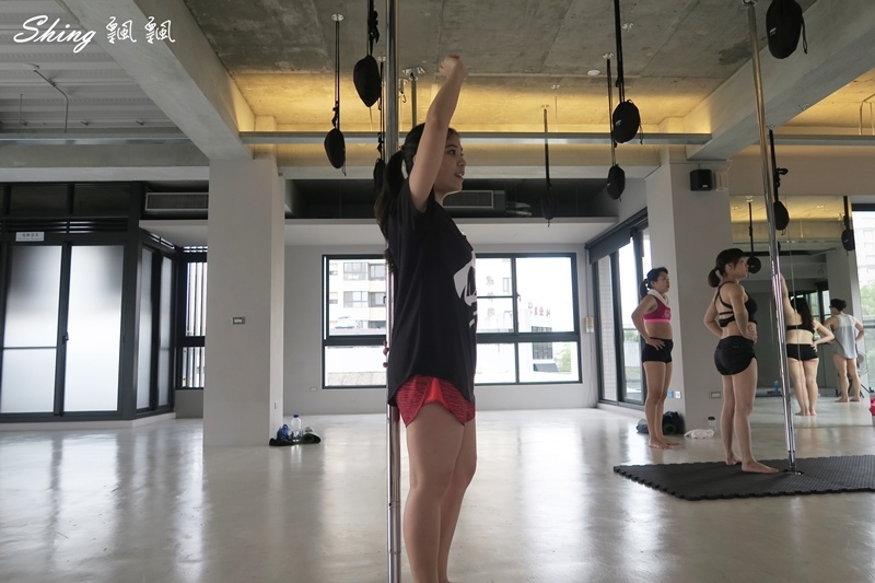 [運動] 台中core yoga 鋼管舞蹈-用核心跟手臂訓練身體平衡，在鋼管上旋轉的刺激初體驗 @博士生瘋狂日記