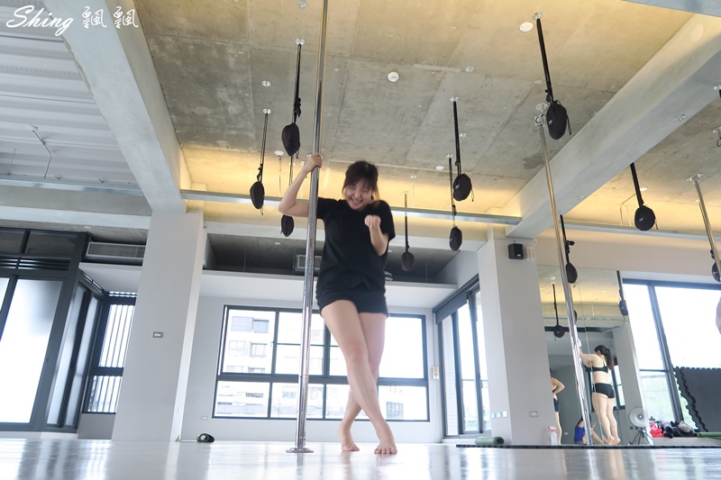 [運動] 台中core yoga 鋼管舞蹈-用核心跟手臂訓練身體平衡，在鋼管上旋轉的刺激初體驗 @博士生瘋狂日記