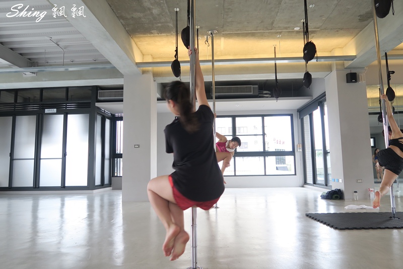 [運動] 台中core yoga 鋼管舞蹈-用核心跟手臂訓練身體平衡，在鋼管上旋轉的刺激初體驗 @博士生瘋狂日記