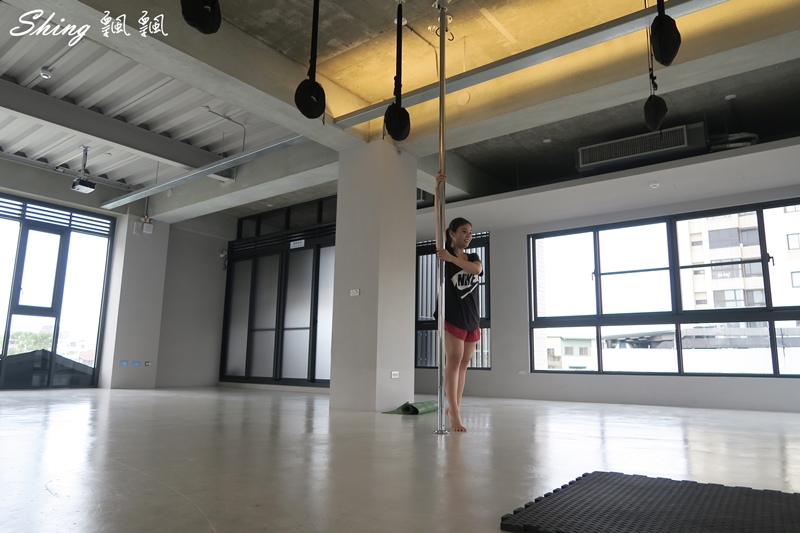[運動] 台中core yoga 鋼管舞蹈-用核心跟手臂訓練身體平衡，在鋼管上旋轉的刺激初體驗 @博士生瘋狂日記