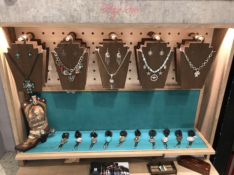 [個性穿搭] 2017 M&F 美國原創品牌飾品進駐台中勤美誠品櫃啦!! 土耳其藍個性飾品攻陷我心，還有捕夢網耳環的傳說 @博士生瘋狂日記