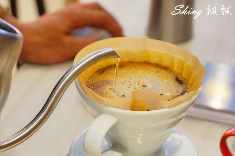 [台北板橋] 稼咖啡Jia Cafe-板橋咖啡廳複合藝文展覽，還有幸福的手做甜點加上專業手沖咖啡 @博士生瘋狂日記