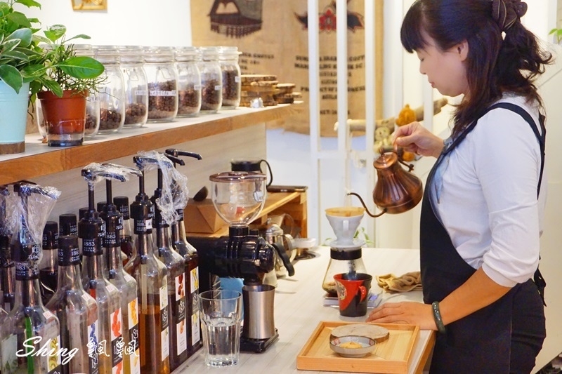 [台北板橋] 稼咖啡Jia Cafe-板橋咖啡廳複合藝文展覽，還有幸福的手做甜點加上專業手沖咖啡 @博士生瘋狂日記