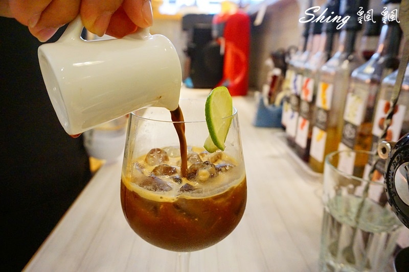 [台北板橋] 稼咖啡Jia Cafe-板橋咖啡廳複合藝文展覽，還有幸福的手做甜點加上專業手沖咖啡 @博士生瘋狂日記