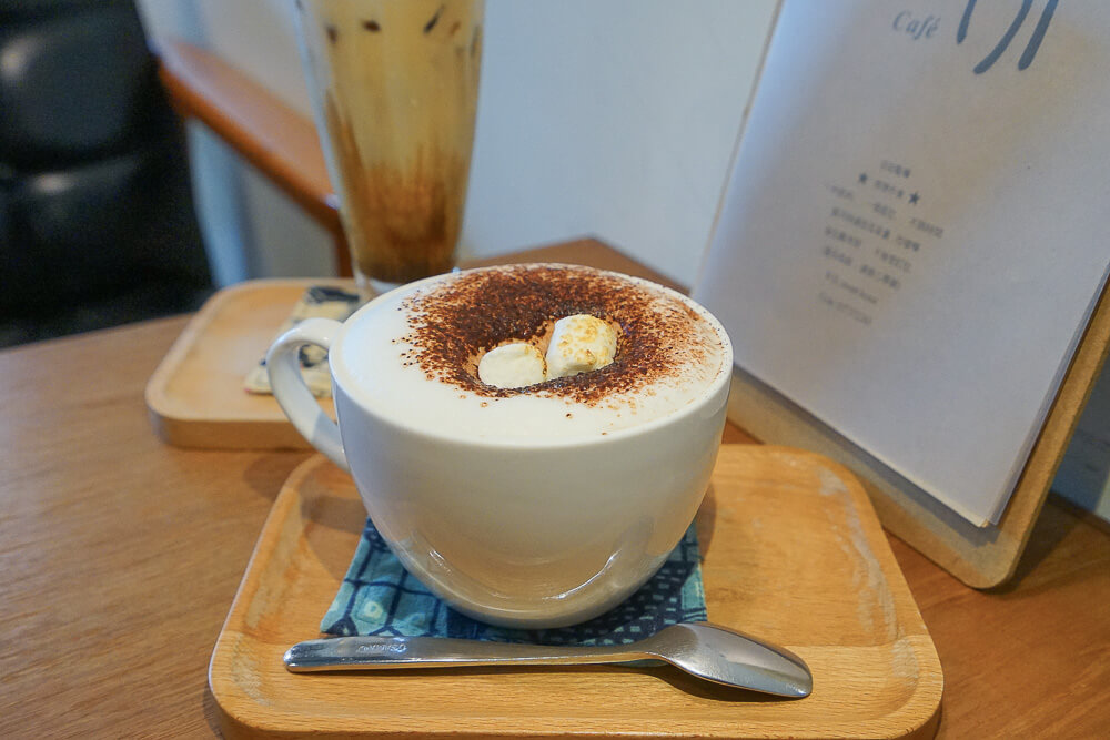 [苗栗美食] 甜宅Cafe-苗栗市咖啡館，隱藏巷弄內的靜謐空間，不賣輕食，只有甜點跟咖啡的巷弄下午茶 @博士生瘋狂日記