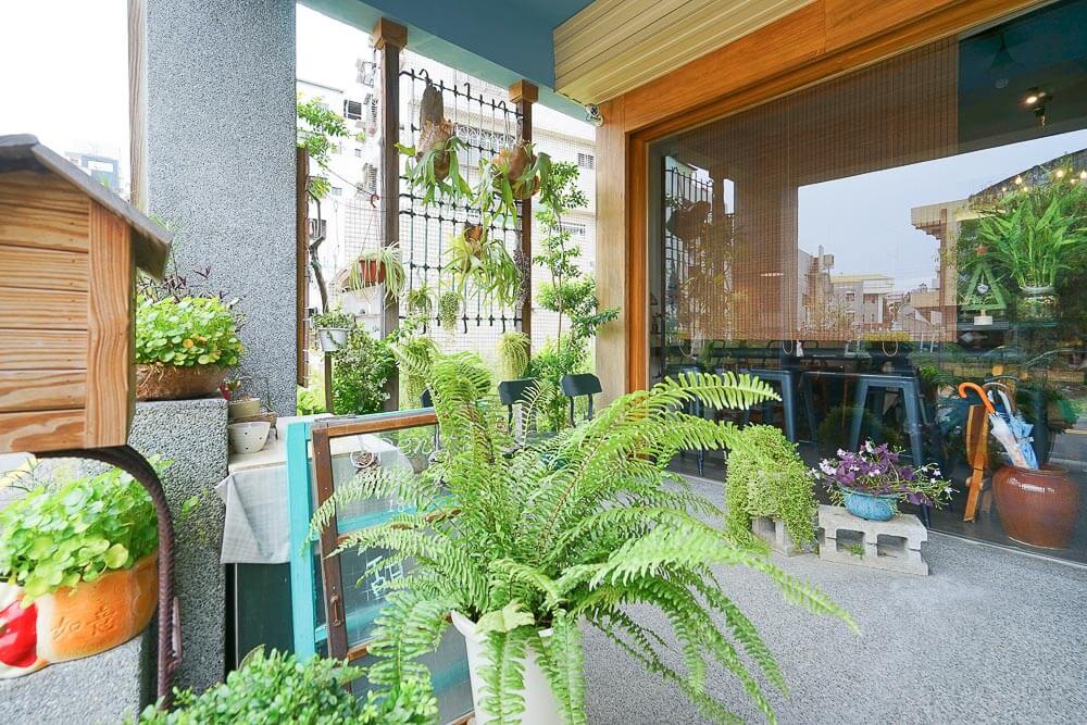 [苗栗美食] 甜宅Cafe-苗栗市咖啡館，隱藏巷弄內的靜謐空間，不賣輕食，只有甜點跟咖啡的巷弄下午茶 @博士生瘋狂日記