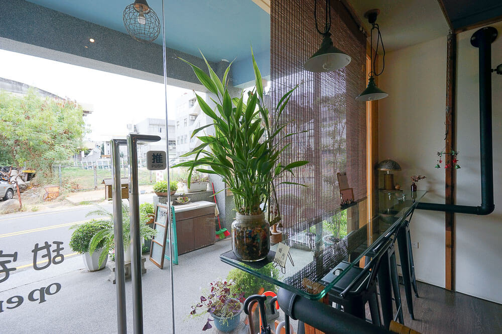 [苗栗美食] 甜宅Cafe-苗栗市咖啡館，隱藏巷弄內的靜謐空間，不賣輕食，只有甜點跟咖啡的巷弄下午茶 @博士生瘋狂日記