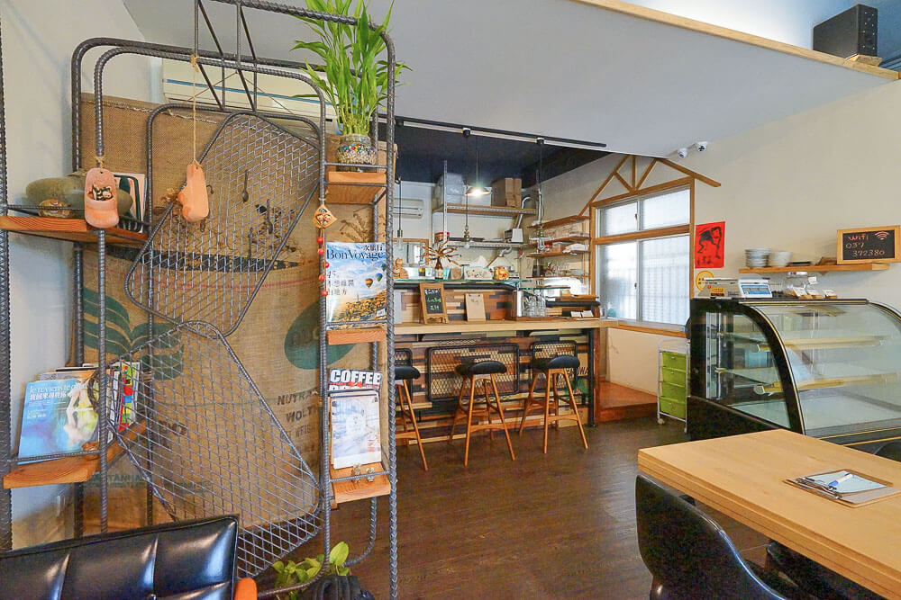 [苗栗美食] 甜宅Cafe-苗栗市咖啡館，隱藏巷弄內的靜謐空間，不賣輕食，只有甜點跟咖啡的巷弄下午茶 @博士生瘋狂日記