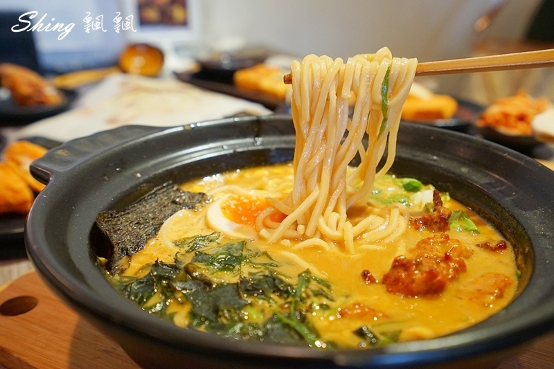 信川屋有機玫瑰拉麵新登場-全台唯一玫瑰拉麵，重成本製作吃的到玫瑰香氣，堅持手作麵條及熬煮高湯，勤美隱藏巷弄拉麵店 @博士生瘋狂日記
