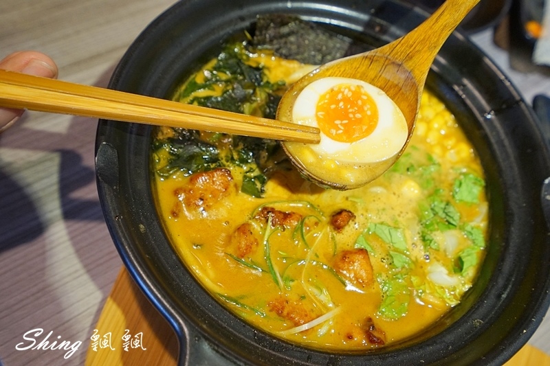 信川屋有機玫瑰拉麵新登場-全台唯一玫瑰拉麵，重成本製作吃的到玫瑰香氣，堅持手作麵條及熬煮高湯，勤美隱藏巷弄拉麵店 @博士生瘋狂日記