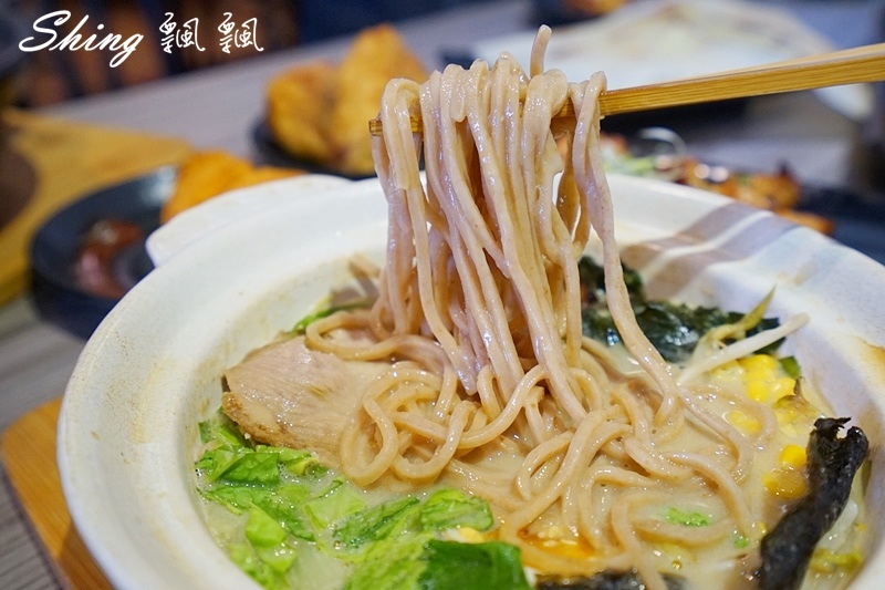 信川屋有機玫瑰拉麵新登場-全台唯一玫瑰拉麵，重成本製作吃的到玫瑰香氣，堅持手作麵條及熬煮高湯，勤美隱藏巷弄拉麵店 @博士生瘋狂日記