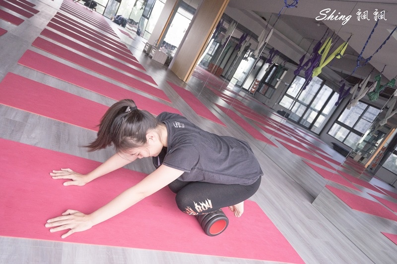 Adidas按摩泡棉滾筒-專業運動按摩，居家拉筋放鬆好幫手，睡覺前運動這樣就對了!! @博士生瘋狂日記