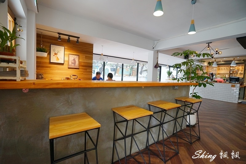 午街貳拾Cafe Bistro-精誠商圈早午餐推薦，不限時專業餐點，落地窗環境跟親切店員大加分 @博士生瘋狂日記