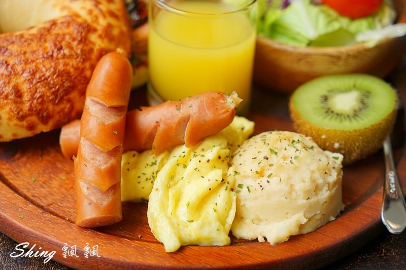 午街貳拾Cafe Bistro-精誠商圈早午餐推薦，不限時專業餐點，落地窗環境跟親切店員大加分 @博士生瘋狂日記