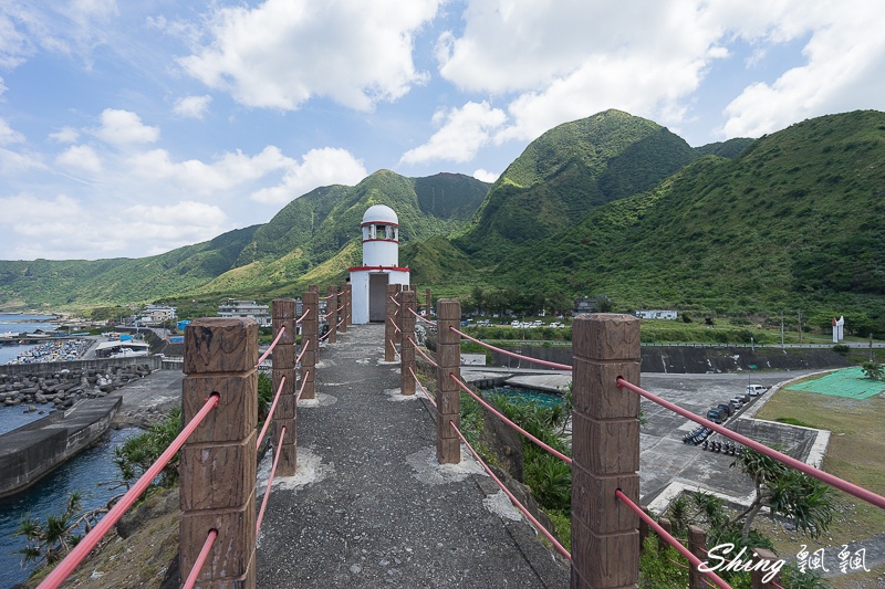 蘭嶼白色小燈塔-蘭嶼舊燈塔，半片海洋熱門打卡點，一覽無遺在蘭嶼挑戰跳港的勇士們 @博士生瘋狂日記