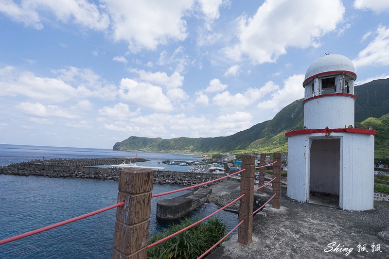 蘭嶼白色小燈塔-蘭嶼舊燈塔，半片海洋熱門打卡點，一覽無遺在蘭嶼挑戰跳港的勇士們 @博士生瘋狂日記