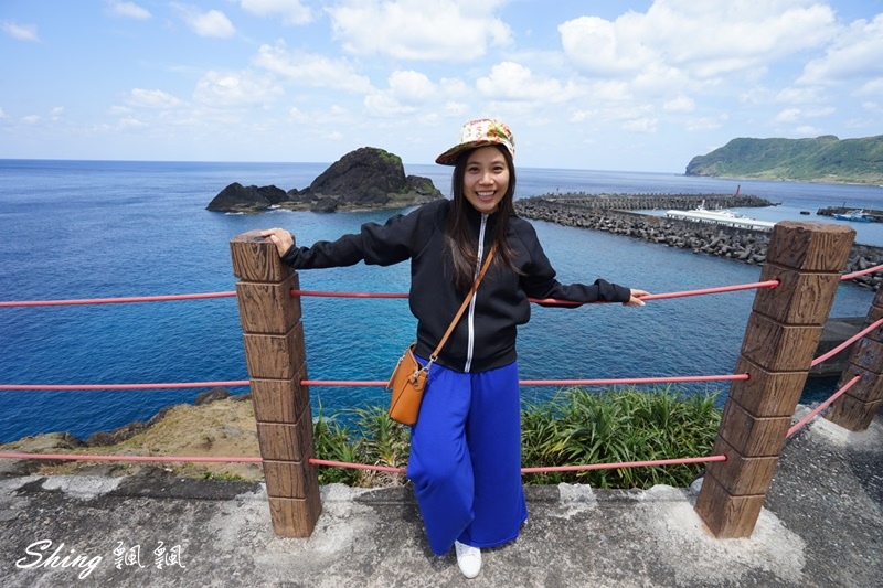 蘭嶼白色小燈塔-蘭嶼舊燈塔，半片海洋熱門打卡點，一覽無遺在蘭嶼挑戰跳港的勇士們 @博士生瘋狂日記