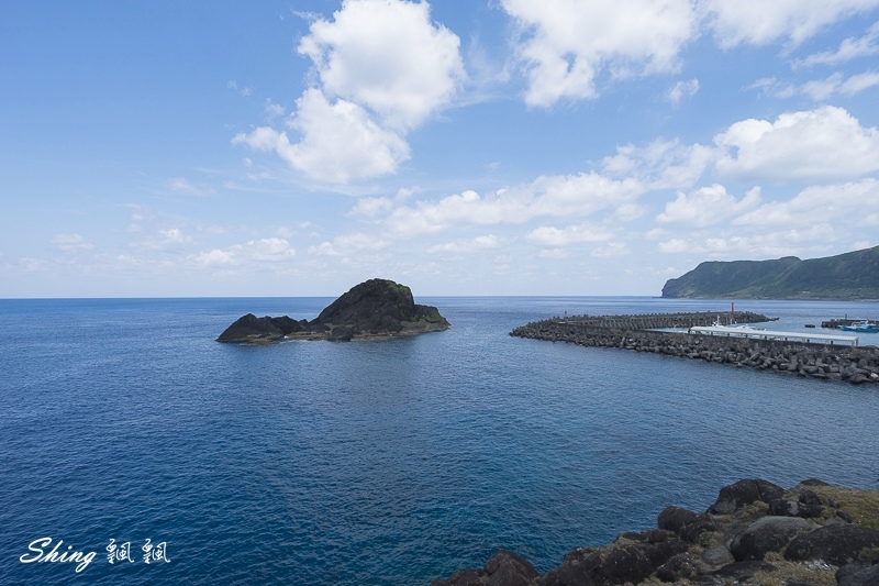 蘭嶼白色小燈塔-蘭嶼舊燈塔，半片海洋熱門打卡點，一覽無遺在蘭嶼挑戰跳港的勇士們 @博士生瘋狂日記