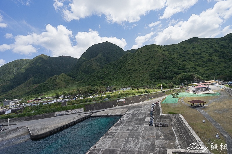蘭嶼白色小燈塔-蘭嶼舊燈塔，半片海洋熱門打卡點，一覽無遺在蘭嶼挑戰跳港的勇士們 @博士生瘋狂日記