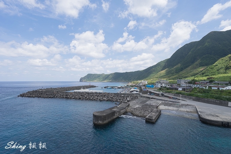 蘭嶼白色小燈塔-蘭嶼舊燈塔，半片海洋熱門打卡點，一覽無遺在蘭嶼挑戰跳港的勇士們 @博士生瘋狂日記