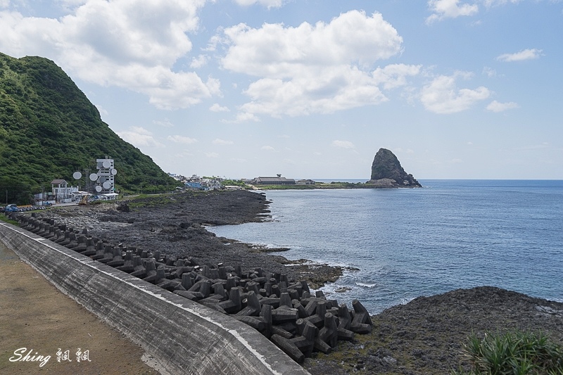 蘭嶼白色小燈塔-蘭嶼舊燈塔，半片海洋熱門打卡點，一覽無遺在蘭嶼挑戰跳港的勇士們 @博士生瘋狂日記