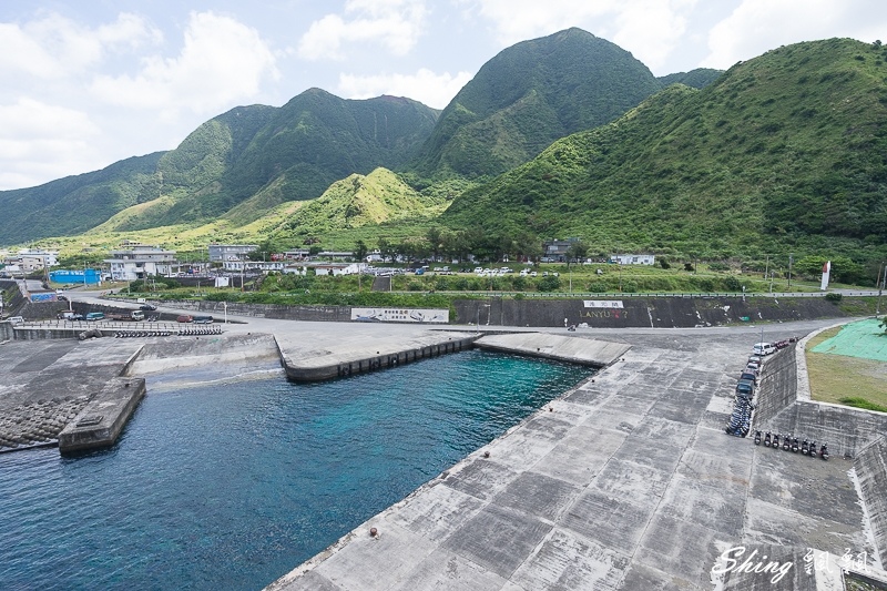 蘭嶼白色小燈塔-蘭嶼舊燈塔，半片海洋熱門打卡點，一覽無遺在蘭嶼挑戰跳港的勇士們 @博士生瘋狂日記