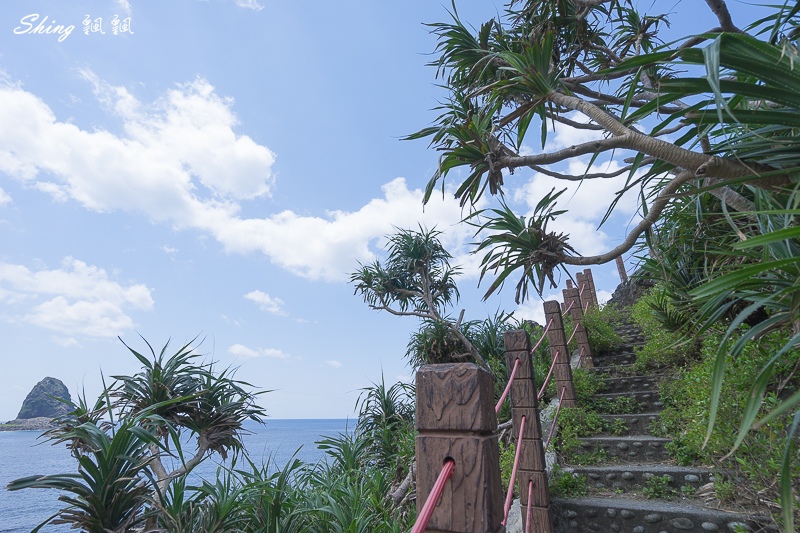 蘭嶼白色小燈塔-蘭嶼舊燈塔，半片海洋熱門打卡點，一覽無遺在蘭嶼挑戰跳港的勇士們 @博士生瘋狂日記