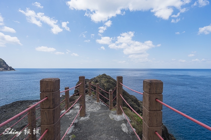 蘭嶼白色小燈塔-蘭嶼舊燈塔，半片海洋熱門打卡點，一覽無遺在蘭嶼挑戰跳港的勇士們 @博士生瘋狂日記