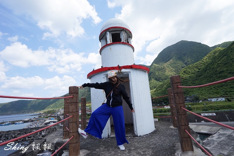 蘭嶼白色小燈塔-蘭嶼舊燈塔，半片海洋熱門打卡點，一覽無遺在蘭嶼挑戰跳港的勇士們 @博士生瘋狂日記