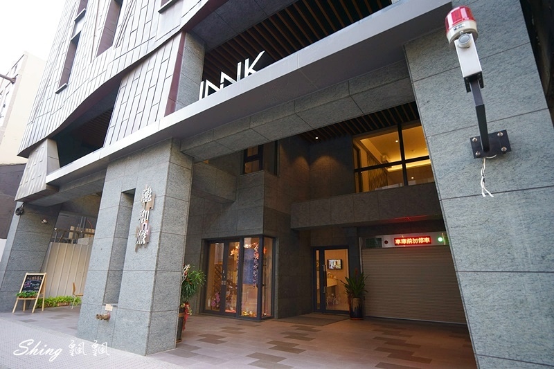 INNK隱和旅-逢甲夜市住宿推薦，機能性佳，雙人房中間陽台還有秘密通道 @博士生瘋狂日記