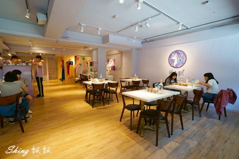 圖角獸咖啡Paint cafe-台北東區角色變裝咖啡館，IG網美下午茶餐廳，公主系列衣服最受歡迎，但我竟然比較適合馬力歐! @博士生瘋狂日記