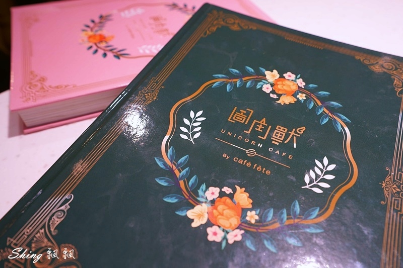 圖角獸咖啡Paint cafe-台北東區角色變裝咖啡館，IG網美下午茶餐廳，公主系列衣服最受歡迎，但我竟然比較適合馬力歐! @博士生瘋狂日記