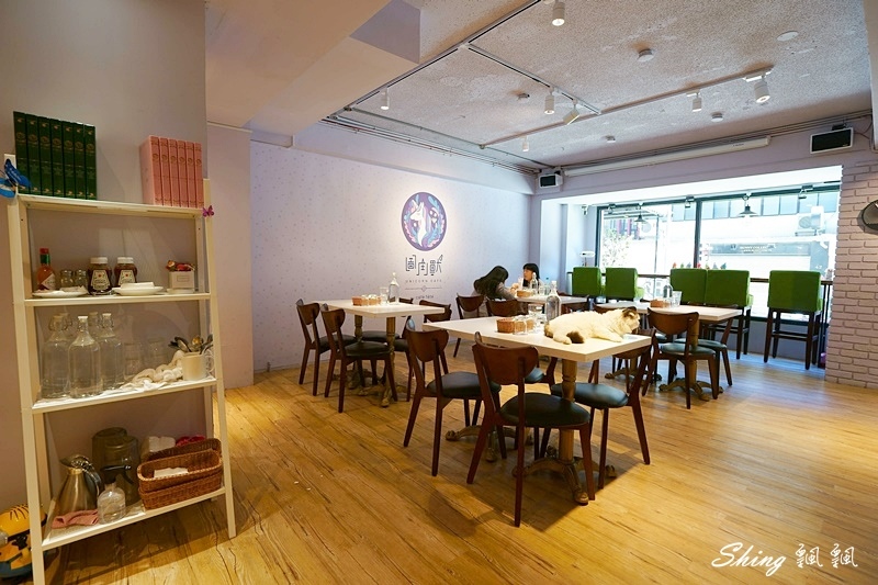 圖角獸咖啡Paint cafe-台北東區角色變裝咖啡館，IG網美下午茶餐廳，公主系列衣服最受歡迎，但我竟然比較適合馬力歐! @博士生瘋狂日記