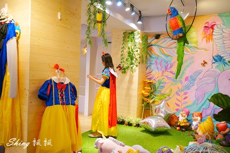圖角獸咖啡Paint cafe-台北東區角色變裝咖啡館，IG網美下午茶餐廳，公主系列衣服最受歡迎，但我竟然比較適合馬力歐! @博士生瘋狂日記